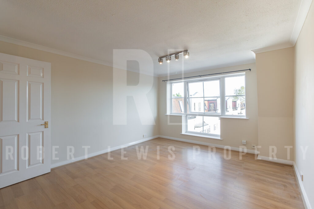 Spacious One Bedroom Penthouse Flat – Etchingham Park Road, N3