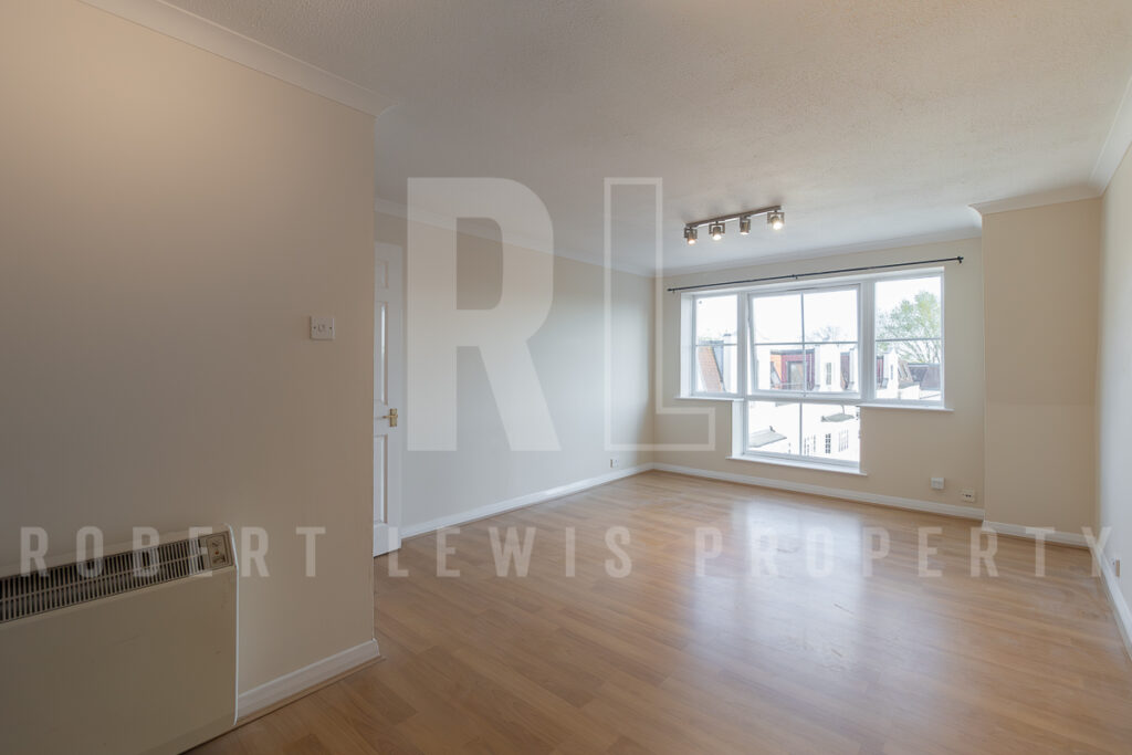 Spacious One Bedroom Penthouse Flat – Etchingham Park Road, N3