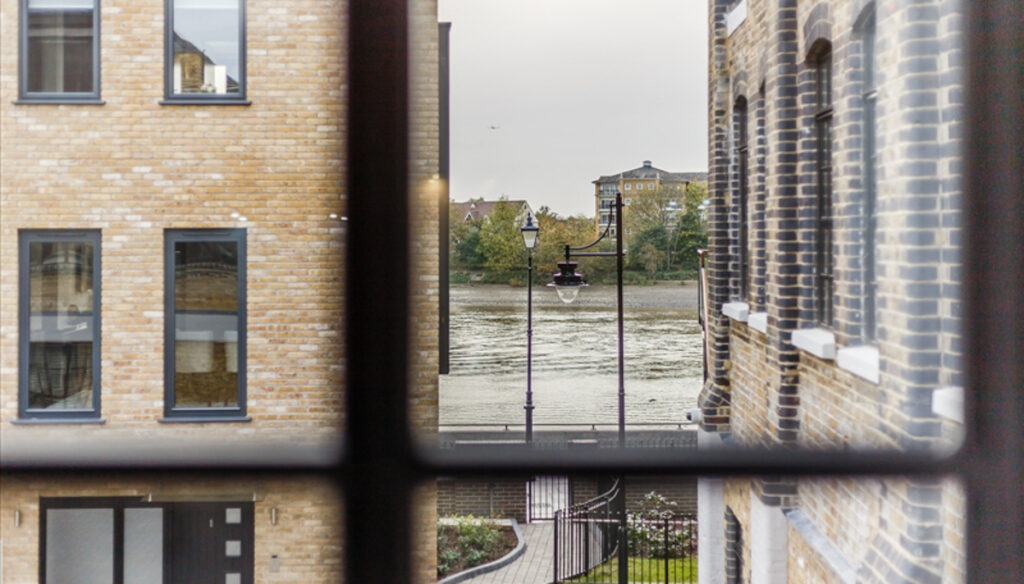 Luxury Apartment with River Views, Rainville Road, W6 9UF