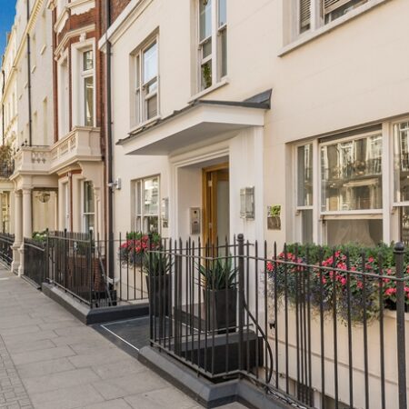 Fourth-Floor Studio Apartment – Hill Street, Mayfair, W1J 5LZ