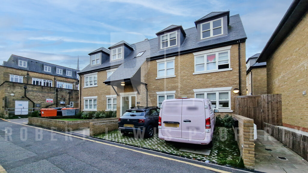 Modern and Spacious Studio Apartment – Top Floor – Tapster Street, Barnet, EN5