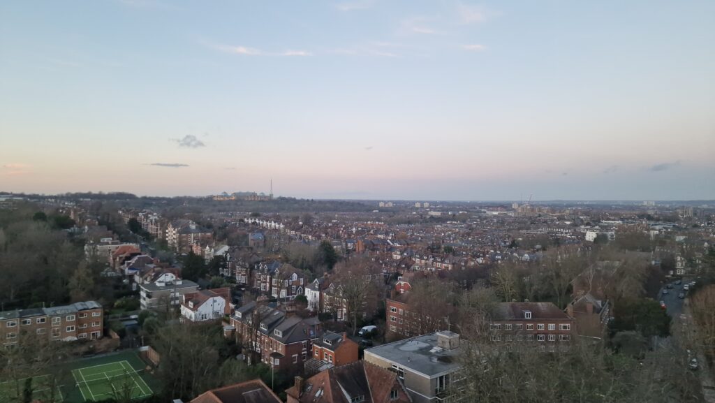 10th Floor Studio Apartment with Breathtaking Views – Avenue Road, N6 5DS