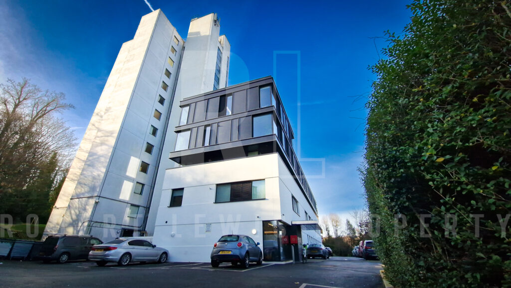 Stunning 10th-Floor Apartment with Panoramic Views Avenue Road, N6 5DS