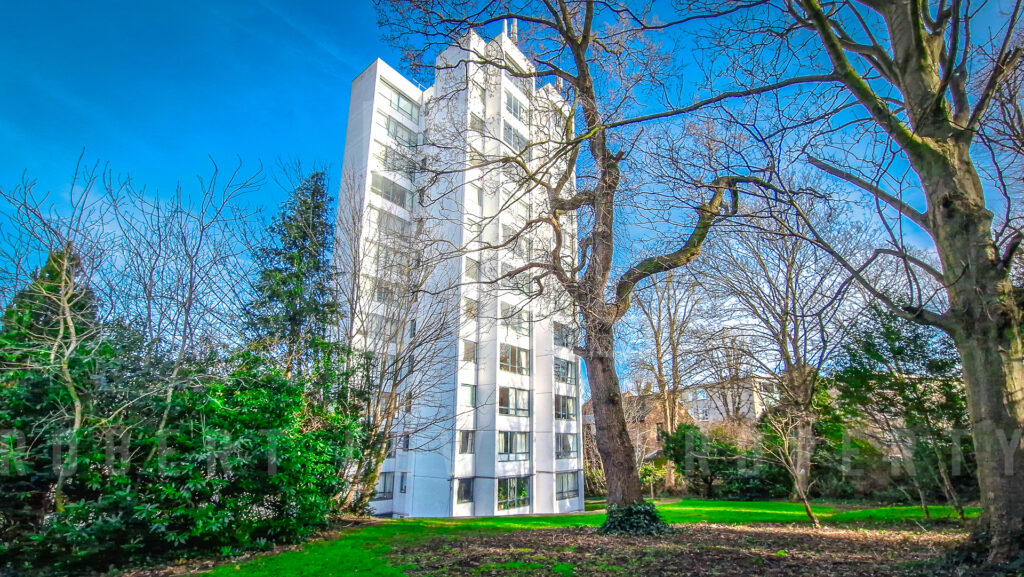 Stunning 10th-Floor Apartment with Panoramic Views Avenue Road, N6 5DS