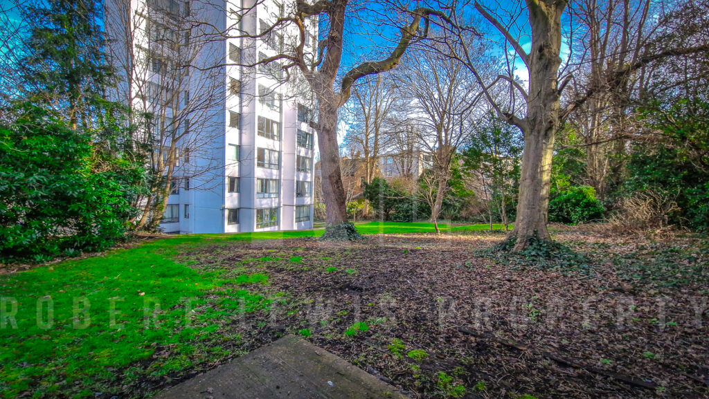 Stunning 10th-Floor Apartment with Panoramic Views Avenue Road, N6 5DS