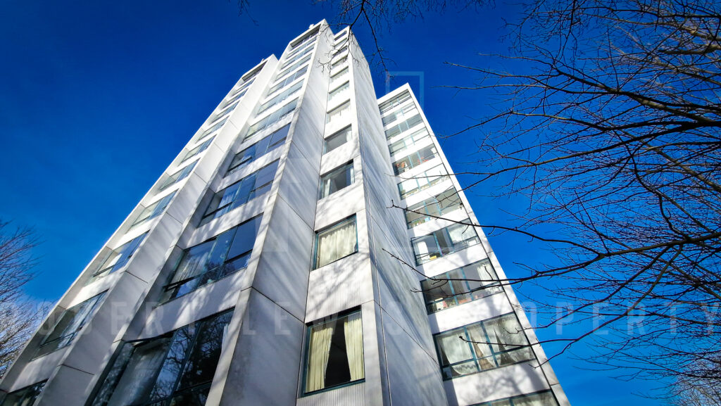 Stunning 10th-Floor Apartment with Panoramic Views Avenue Road, N6 5DS