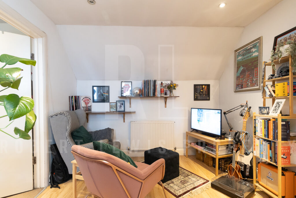 One Bedroom Flat – Golders Green Road, London, NW11 9ES