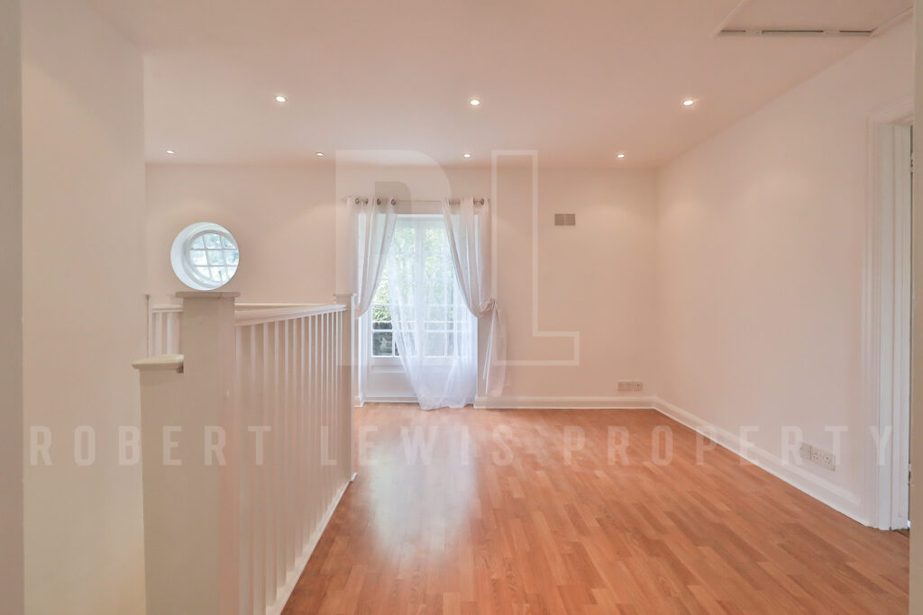 Freshly Decorated Two Double Bedroom Maisonette – Neale Close N2 0LE