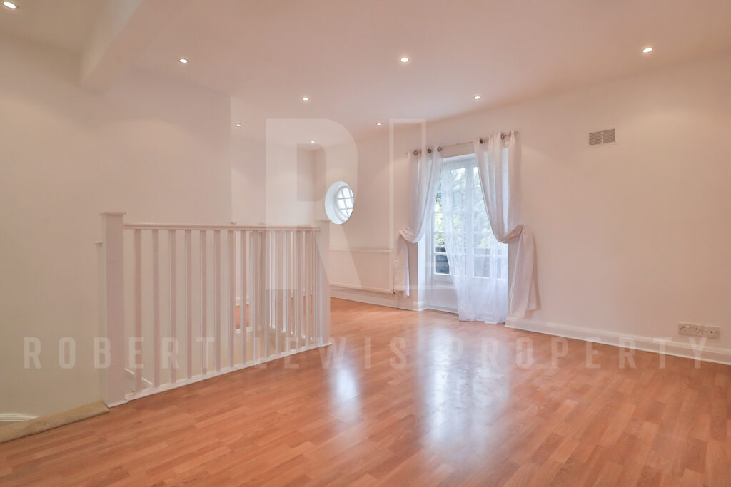 Freshly Decorated Two Double Bedroom Maisonette – Neale Close N2 0LE