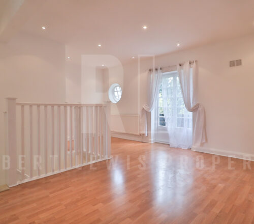 Freshly Decorated Two Double Bedroom Maisonette – Neale Close N2 0LE