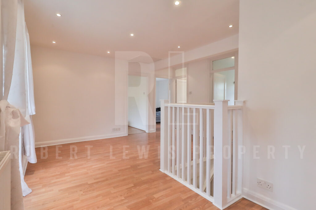 Freshly Decorated Two Double Bedroom Maisonette – Neale Close N2 0LE