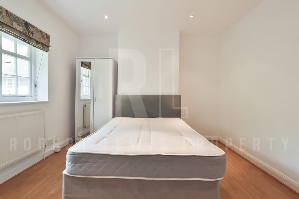 Freshly Decorated Two Double Bedroom Maisonette – Neale Close N2 0LE