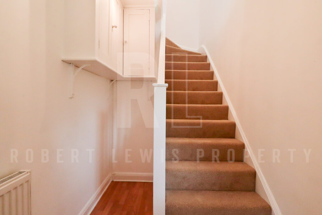 Freshly Decorated Two Double Bedroom Maisonette – Neale Close N2 0LE