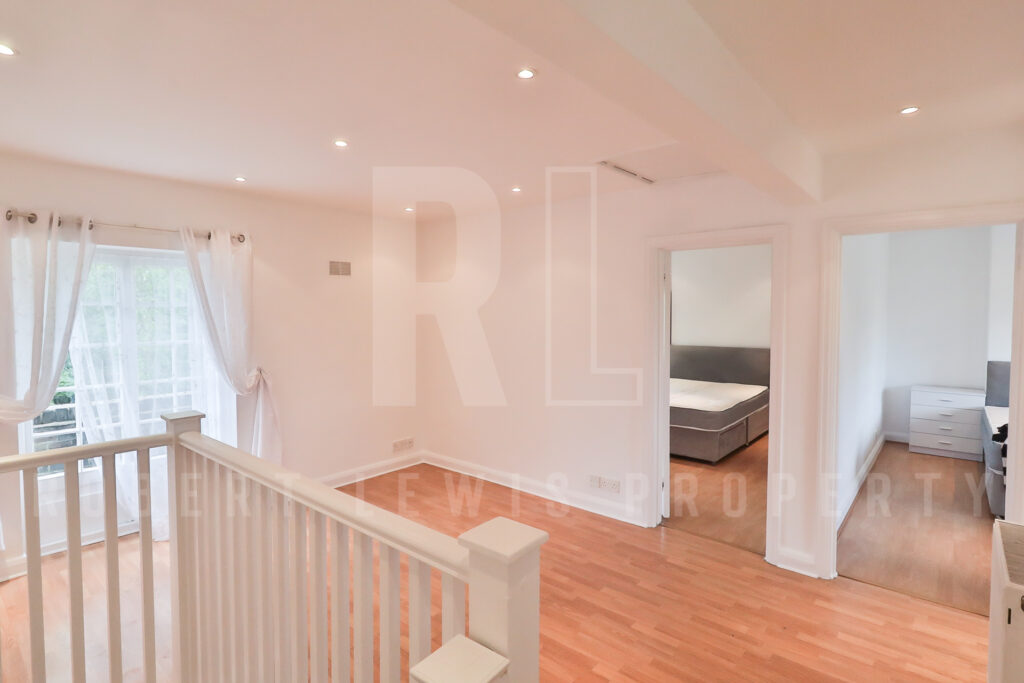 Freshly Decorated Two Double Bedroom Maisonette – Neale Close N2 0LE