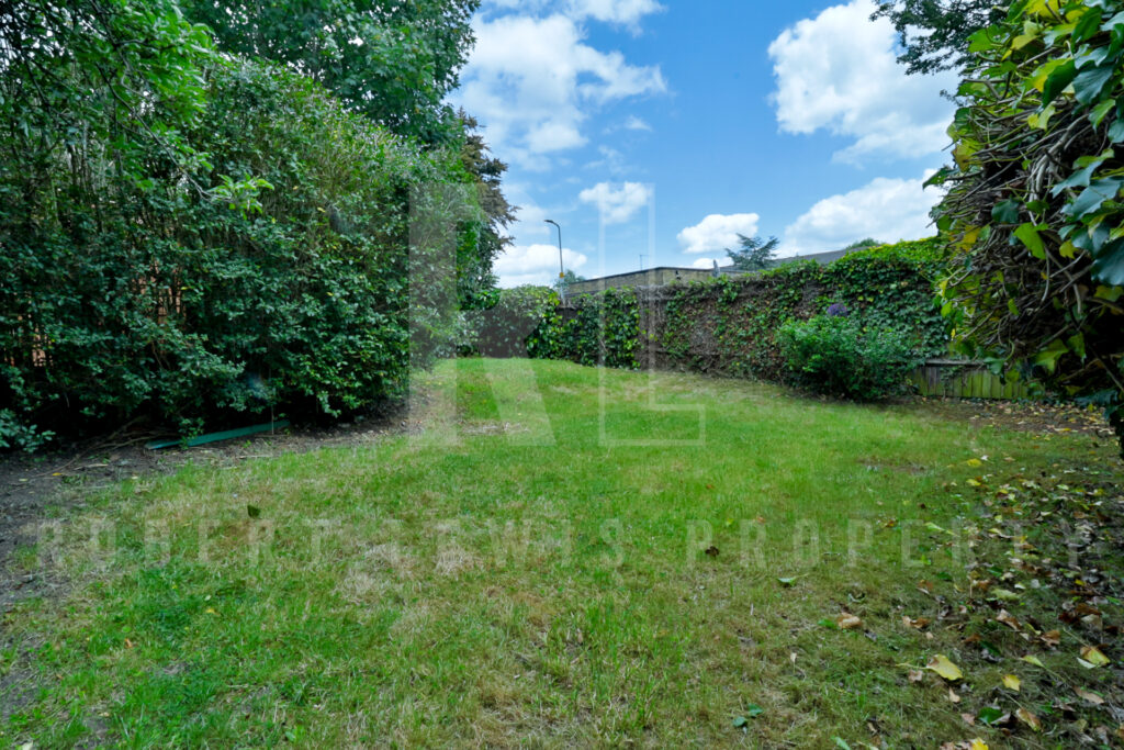 Freshly Decorated Two Double Bedroom Maisonette – Neale Close N2 0LE