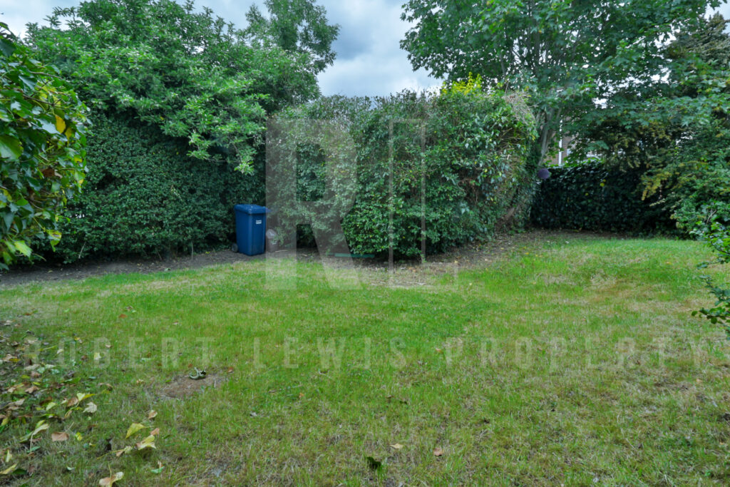 Freshly Decorated Two Double Bedroom Maisonette – Neale Close N2 0LE