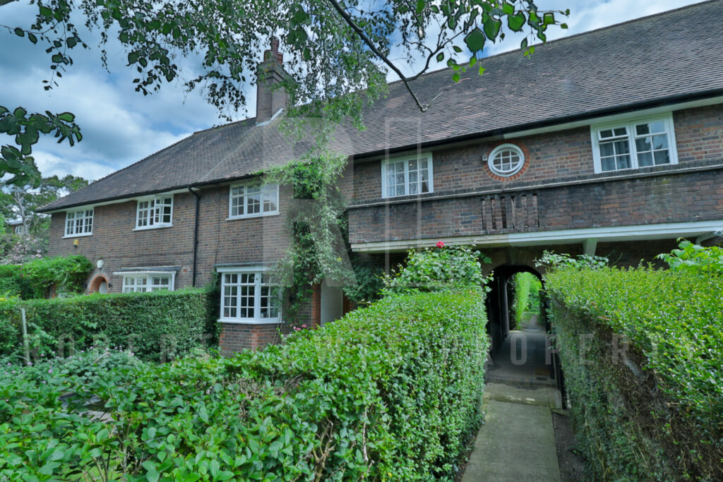 Freshly Decorated Two Double Bedroom Maisonette – Neale Close N2 0LE