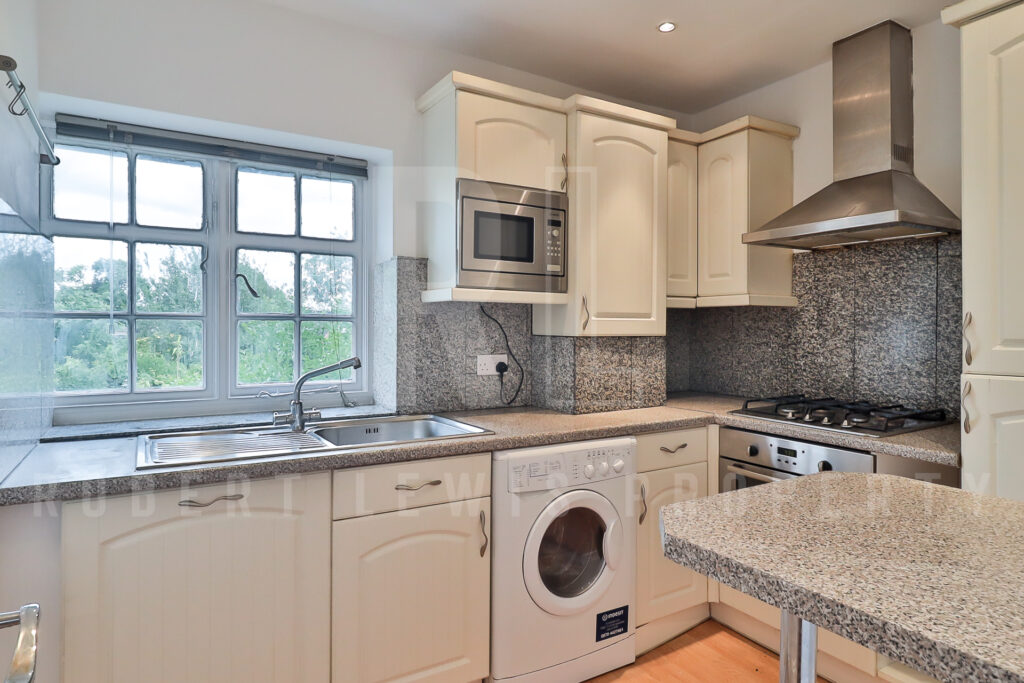 Freshly Decorated Two Double Bedroom Maisonette – Neale Close N2 0LE