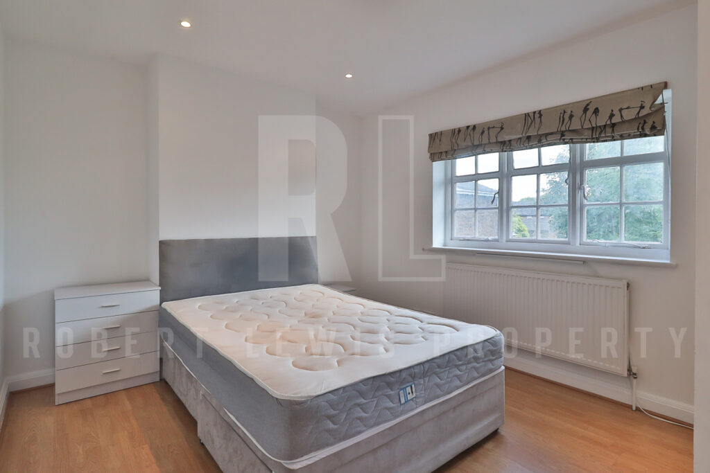 Freshly Decorated Two Double Bedroom Maisonette – Neale Close N2 0LE