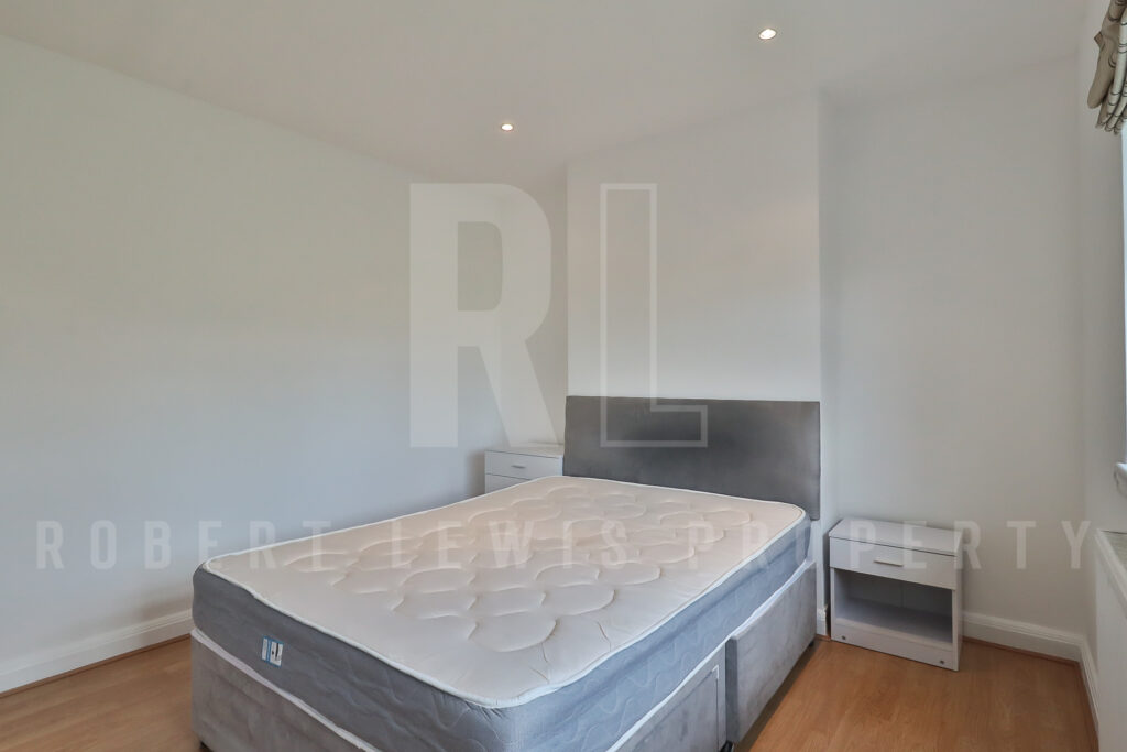 Freshly Decorated Two Double Bedroom Maisonette – Neale Close N2 0LE
