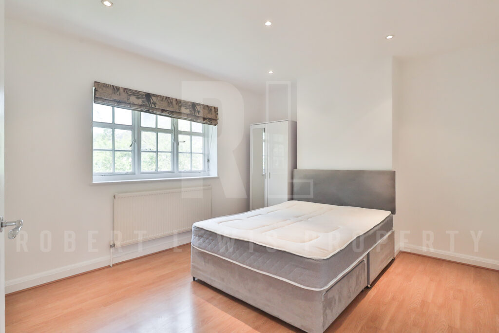 Freshly Decorated Two Double Bedroom Maisonette – Neale Close N2 0LE