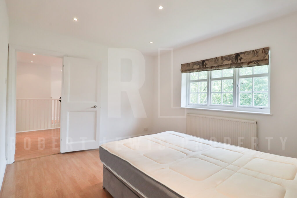 Freshly Decorated Two Double Bedroom Maisonette – Neale Close N2 0LE