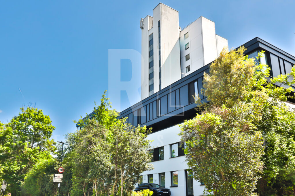 12th (Top) Floor Studio Apartment with Breathtaking Views – Avenue Road, N6 5DS