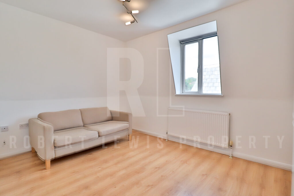 One Bedroom Top Floor FLat – Dollis Road, Mill Hill East, NW7 1JX