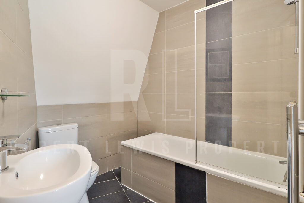 One Bedroom Top Floor FLat – Dollis Road, Mill Hill East, NW7 1JX