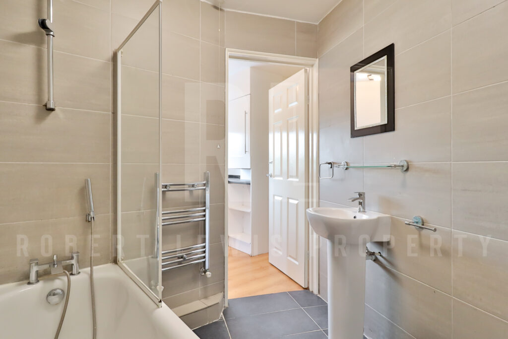 One Bedroom Top Floor FLat – Dollis Road, Mill Hill East, NW7 1JX