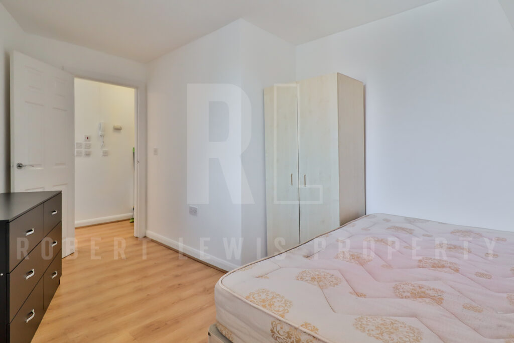One Bedroom Top Floor FLat – Dollis Road, Mill Hill East, NW7 1JX