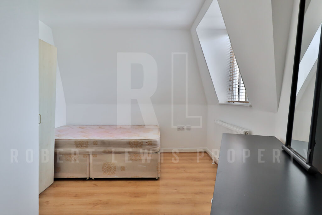 One Bedroom Top Floor FLat – Dollis Road, Mill Hill East, NW7 1JX