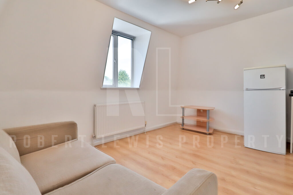 One Bedroom Top Floor FLat – Dollis Road, Mill Hill East, NW7 1JX