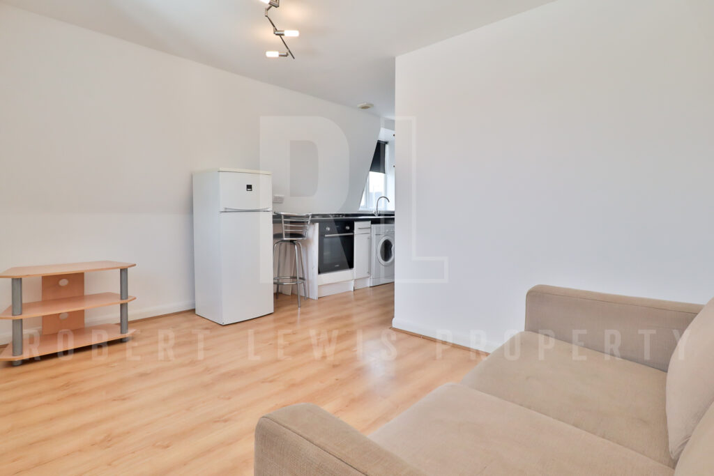 One Bedroom Top Floor FLat – Dollis Road, Mill Hill East, NW7 1JX