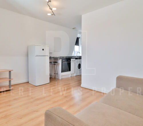 One Bedroom Top Floor FLat – Dollis Road, Mill Hill East, NW7 1JX