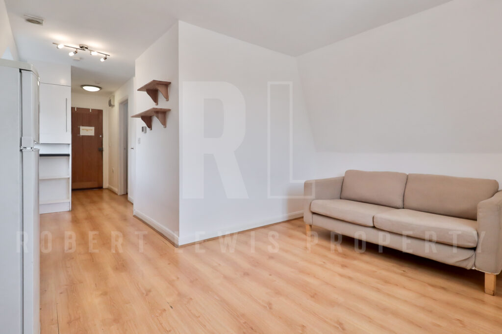 One Bedroom Top Floor FLat – Dollis Road, Mill Hill East, NW7 1JX