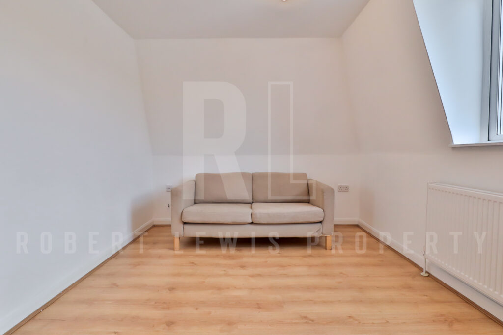 One Bedroom Top Floor FLat – Dollis Road, Mill Hill East, NW7 1JX