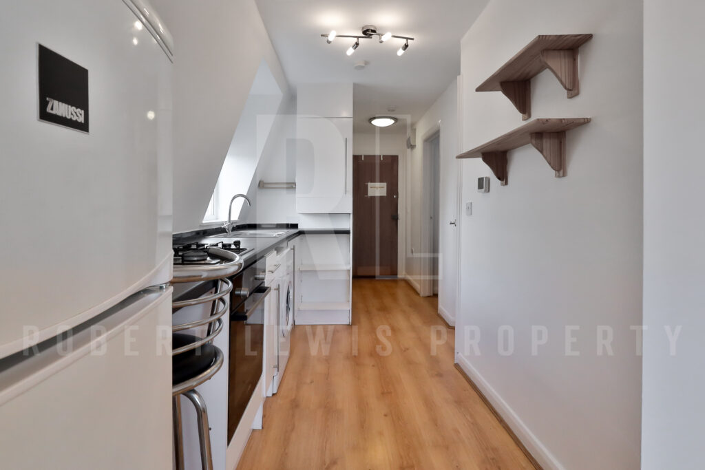 One Bedroom Top Floor FLat – Dollis Road, Mill Hill East, NW7 1JX