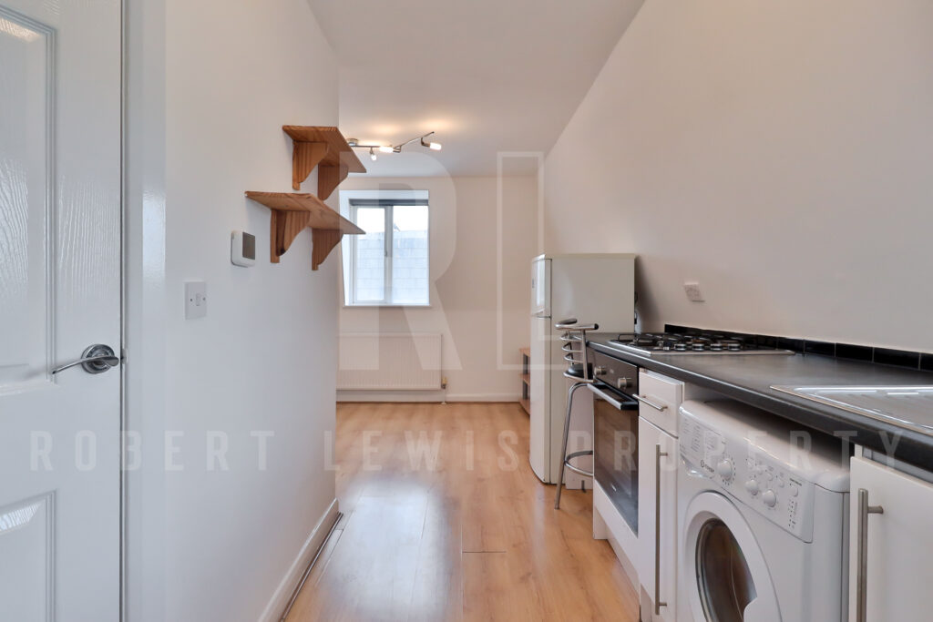 One Bedroom Top Floor FLat – Dollis Road, Mill Hill East, NW7 1JX