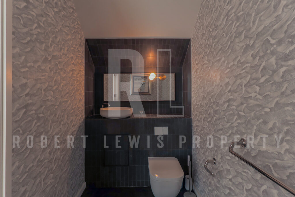 Stylish 3-Bedroom Duplex Penthouse with Gym, Cinema & Concierge