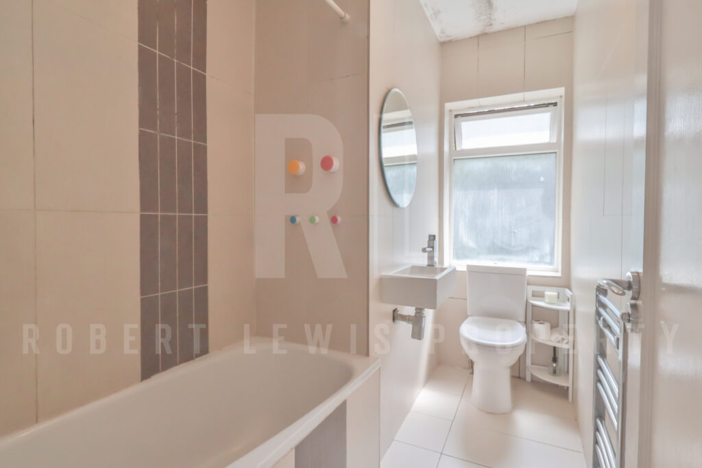 Two Bedroom First Floor Flat – York Way N20 0DR