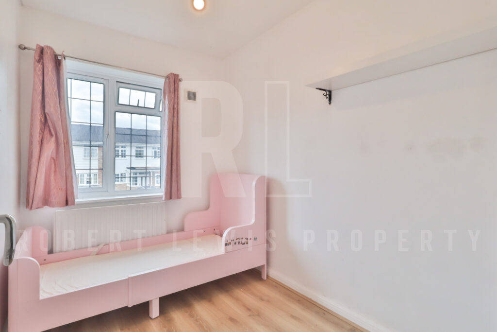 Two Bedroom First Floor Flat – York Way N20 0DR