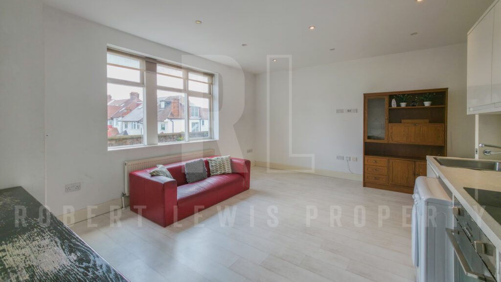 Bright & Spacious First Floor One Bedroom Flat – Finchley Road NW11 7ES